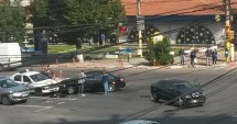 Stire din Eveniment : Accident cu trei mașini la Delfinariu / S-a izbit exact în autospeciala Poliției!
