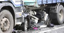 Stire din Actualitate : IMAGINI INCREDIBILE! A scăpat cu viață din Golful STRIVIT sub un TIR