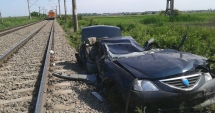 Stire din Eveniment : Accident cumplit, la trecerea de cale ferată. O mașină, strivită de tren: 2 morți și un rănit grav