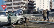 Stire din Eveniment : Accident pe bulevardul Mamaia. Un șofer a dărâmat doi stâlpi