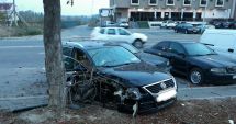 Stire din Eveniment : Accident grav la Constanța. Un șofer băut a intrat cu mașina în copac și în două mașini parcate