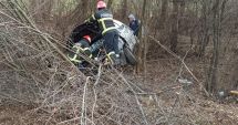 Stire din Eveniment : A intrat în copac! Accident soldat cu doi răniți