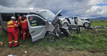 Stire din Eveniment : O persoană și-a pierduri viața şi alte cinci au fost rănite după ciocnirea unui autoturism cu un microbuz