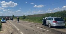 Stire din Eveniment : Un bărbat și-a pierdut viața, iar alte două persoane au fost rănite, după ce două maşini s-au izbit violent