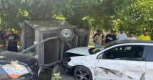 Stire din Eveniment : Accident grav cu patru mașini implicate. Un autoturism a luat foc și a fost proiectat într-o capelă