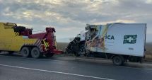 Stire din Eveniment : O autoutilitară s-a izbit pe contrasens de un camion. Șoferul a decedat pe loc