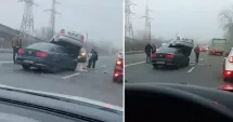 Stire din Eveniment : Accident spectaculos din cauza ceţii şi a vitezei. Un autoturism a rămas suspendat pe o altă maşină