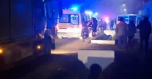 Stire din Eveniment : Accident devastator. Un microbuz plin cu copii s-a izbit de zidul unei case