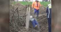 Stire din Eveniment : Muncitor mort după ce un stâlp s-a prăbușit peste el. Anchetă deschisă pentru accident de muncă