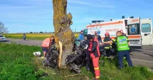 Stire din Eveniment : Accident rutier grav la Amzacea. O persoană inconștientă după ce o mașină a intrat într-un copac