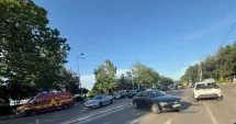Stire din Eveniment : Accident în sensul giratoriu de la intersecția Soveja – Primăverii. Trafic îngreunat în zonă