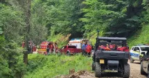 Stire din Eveniment : Mașină făcută praf după ce s-a izbit de o stâncă. Patru persoane sunt grav rănite