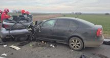 Stire din Eveniment : Accident mortal între două autoturisme și un camion. Trei persoane au decedat în urma impactului
