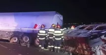 Stire din Eveniment : Un tânăr de 18 ani a pierdut controlul volanului, iar opt oameni au ajuns victime într-un accident violent