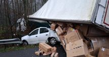 Stire din Eveniment : Accident rutier pe A1. Un autotren s-a răsturnat peste o mașină staționată pe banda de urgență