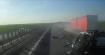 Stire din Eveniment : Accident grav pe autostradă. Un bărbat a murit după ce mașina i-a fost spulberată de un camion