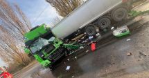 Stire din Eveniment : Cisternă plină cu motorină, implicată într-un accident rutier. Unul dintre şoferi a fost transportat la spital
