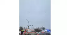 Stire din Eveniment : Accident între o ambulanță SAJ aflată în misiune și un autoturism în zona Gării