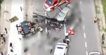 Stire din Eveniment : Două mașini distruse într-un accident violent. Șoferii au fost scoși dintre fiarele contorsionate