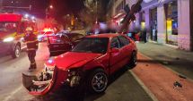 Stire din Eveniment : Accident demn de filmele de acțiune! Două mașini s-au ciocnit violent, iar una a rupt un stâlp