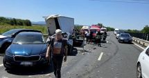 Stire din Eveniment : Carambol pe autostradă. Trei copii şi 11 adulți au fost răniți
