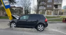 Stire din Eveniment : Accident în Mamaia. Mașină făcută praf după ce a intrat într-un stâlp