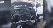 Stire din Eveniment : Patru persoane au ajuns la spital după un accident între un microbuz cu muncitori și un autoturism