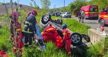 Stire din Eveniment : Haos după un accident grav. Mașină răsturnată, șase victime transportate de urgență la spital