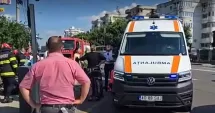 Stire din Eveniment : Doi polițiști au fost răniți după un accident provocat de o șoferiță care nu s-a asigurat