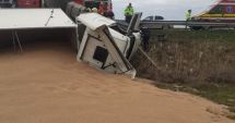Stire din Eveniment : Două camioane încărcate cu cereale lovite de tren în Port Agigea
