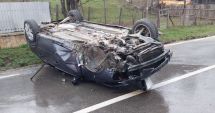 Stire din Eveniment : Două tinere au fost rănite, după ce maşina în care se aflau s-a răsturnat