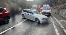 Stire din Eveniment : Accident teribil în care sunt implicate zece persoane, printre care şi trei copii! Circulaţia este paralizată