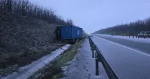 Stire din Eveniment : Șofer blocat în cabina de tir după un accident pe Autostrada A2