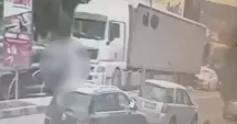 Stire din Eveniment : O femeie de 60 de ani a fost prinsă sub roțile unui TIR și a supraviețuit, dar și-a pierdut ambele picioare