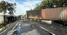 Stire din Eveniment : Două camioane s-au ciocnit frontal și au ars ca niște torțe. Doi șoferi au fost răniți