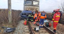 Stire din Eveniment : Accident mortal pe calea ferată! Un autoturism a fost izbit din plin de tren