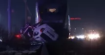 Stire din Eveniment : Impact devastator. Un bărbat de 30 de ani, grav rănit după ce mașina sa a fost lovită de tren