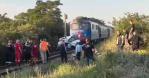 Stire din Eveniment : Impact devastator între un tren și o mașină! Două persoane au murit pe loc