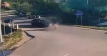 Stire din Eveniment : Două fetițe pe trotinetă au fost spulberate de o mașină într-o intersecție