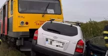 Stire din Eveniment : Tragedie pe calea ferată. Șoferul unei mașini a murit după ce autoturismul a fost lovit violent de un tren