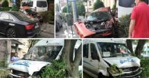 Stire din Eveniment : Un autoturism și un microbuz, proiectate pe trotuar, în urma unei coliziuni