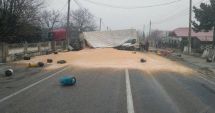Stire din Eveniment : VIDEO. TIR RĂSTURNAT PESTE O CAMIONETĂ ÎNCĂRCATĂ CU ZECI DE BUTELII PLINE - Iată cum s-a produs accidentul