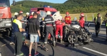 Stire din Eveniment : Accident grav pe autostradă! Sunt trei victime, după impactul dintre o mașină și un TIR