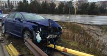Stire din Eveniment : GALERIE FOTO CONSTANȚA / DAR CU STÂLPUL CE-AȚI AVUT? Un Ford nou nouț, șifonat rău după un accident rutier