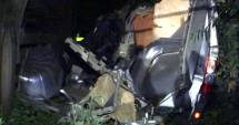Stire din Eveniment : Accident rutier grav / Trei MORȚI și șase RĂNIȚI după ce o dubă s-a izbit într-un TIR