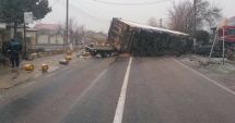Stire din Eveniment : GALERIE FOTO / PERICOL DE EXPLOZIE! TIR RĂSTURNAT PESTE O CAMIONETĂ ÎNCĂRCATĂ CU ZECI DE BUTELII PLINE