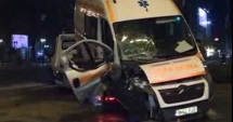 Stire din Social : Ambulanță în misiune, proiectată în stâlp de un bolid condus de un tânăr