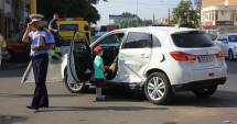 Stire din Eveniment : GALERIE FOTO / ACCIDENT LA INTERSECȚIA LĂPUȘNEANU CU HAȘDEU