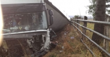 Stire din Eveniment : TIR plin cu parchet, răsturnat peste un autoturism. DOI OAMENI AU MURIT