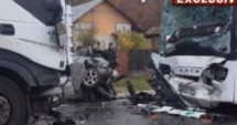 Stire din Eveniment : ACCIDENT în lanț cu cinci vehicule: Carambol între un autocar cu pasageri, un autotren și trei autoturisme